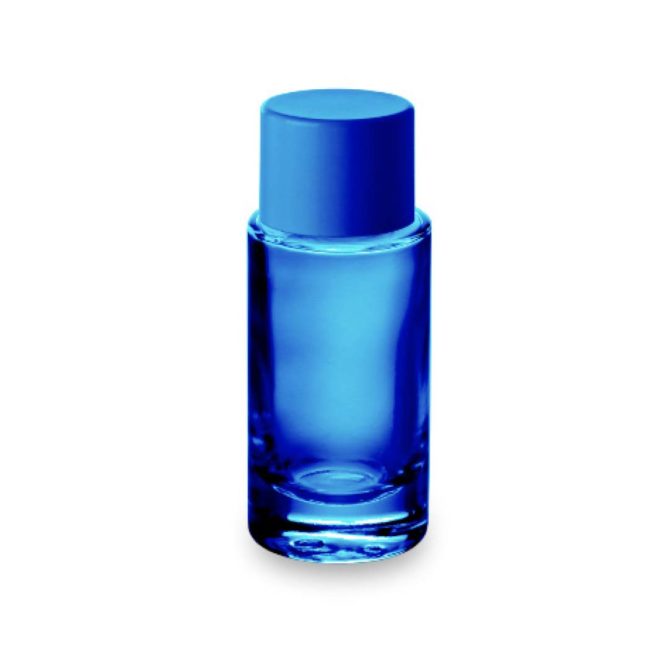 Un flacon cosmétique en verre coloré bleu avec un bouchon bleu