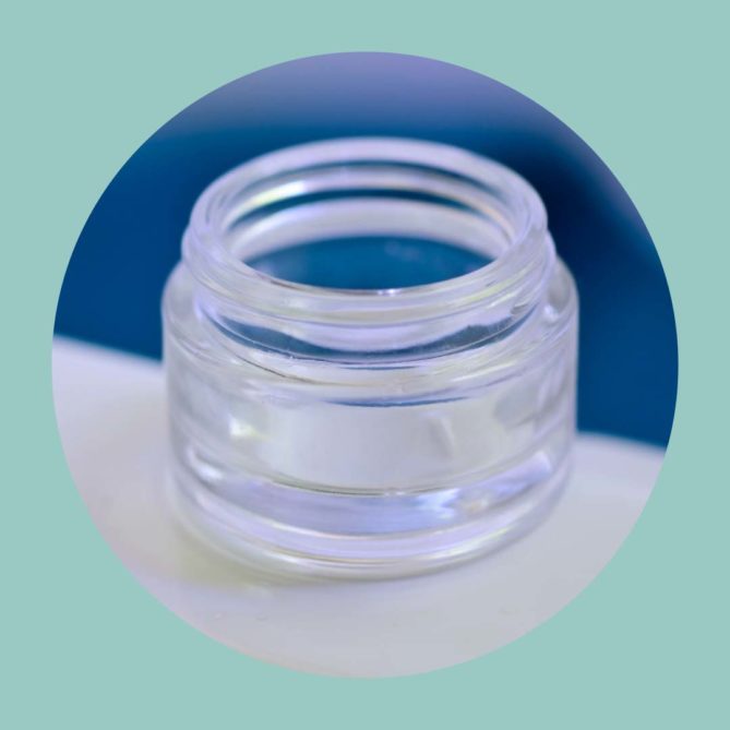 Un pot cosmétique en verre transparent