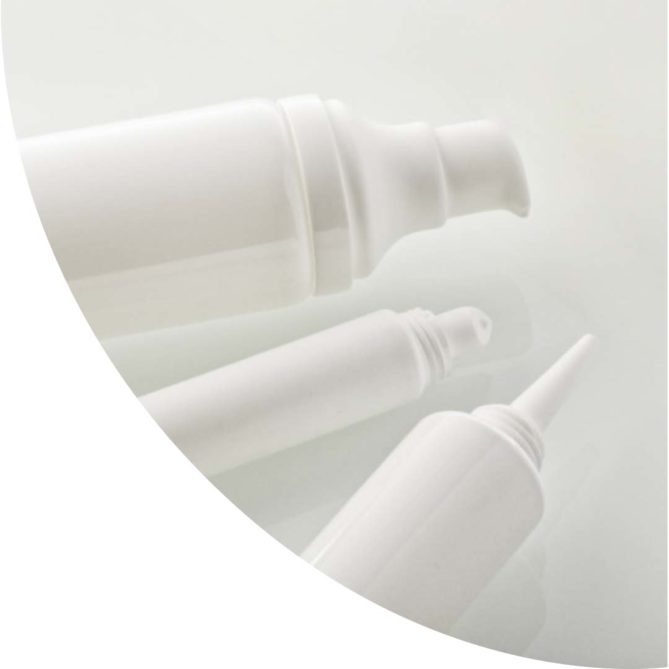 Trois tubes en plastique blanc avec des embouts pompes, lipstick et canule