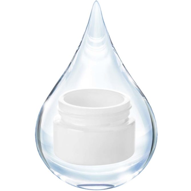 Un pot cosmétique en verre opale dans une gouttes d'eau