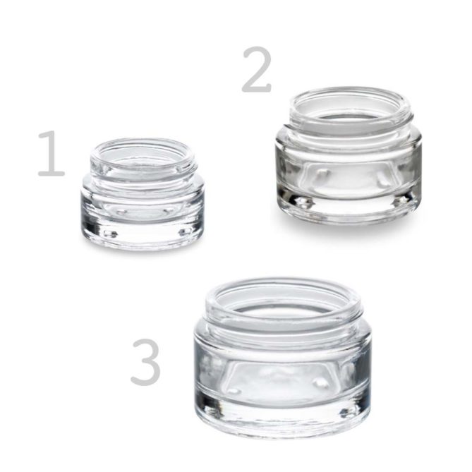Trois pots cosmétique en verre classique avec différents formats : 15 ml, 30 ml et 50 ml.
